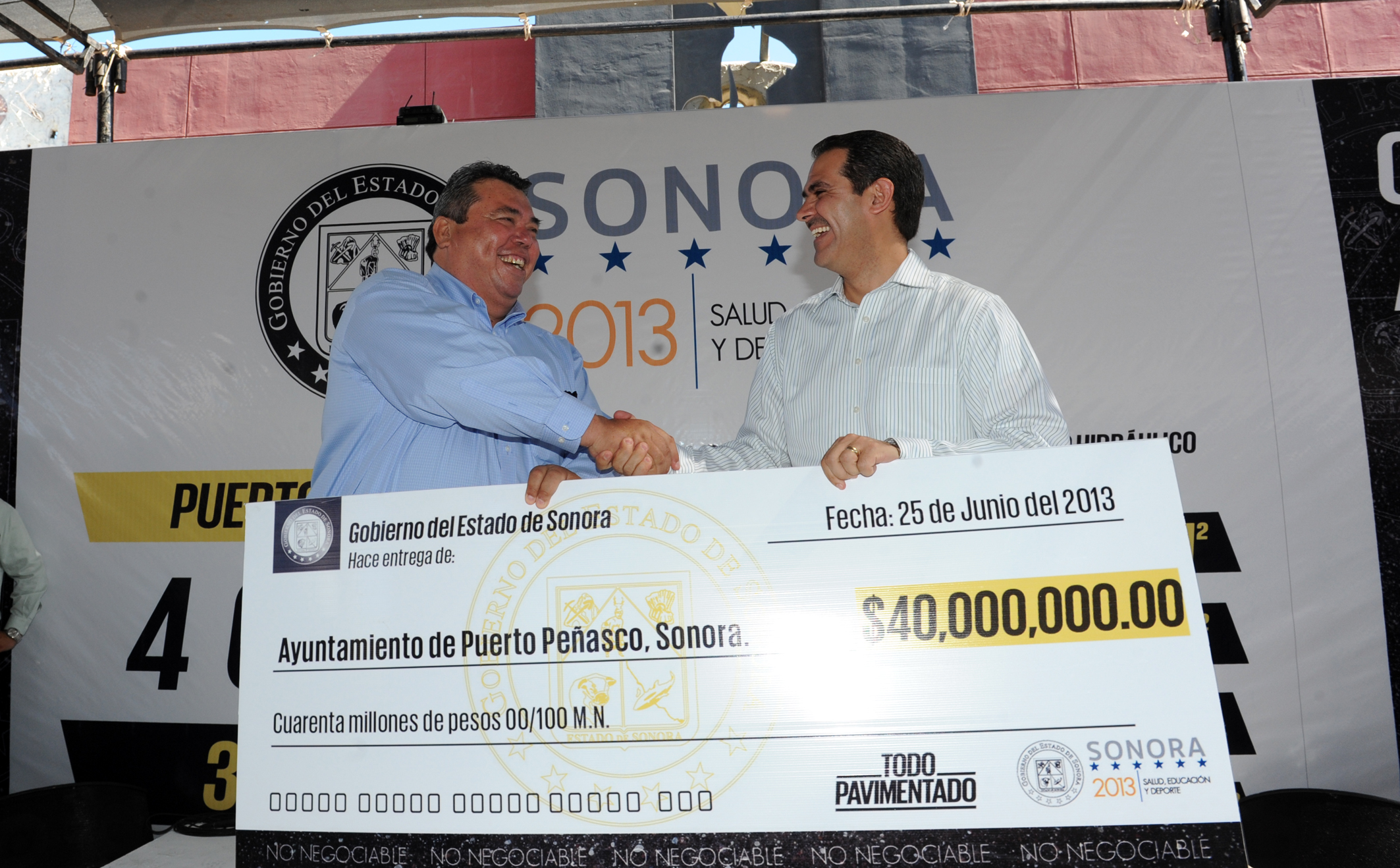 foto-cheque Governor Padrés presents check for road work in Puerto Peñasco 