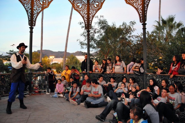 Un-juglar-se-aparece-en-la-Plaza-de-Armas-2-620x411 A celebration of music and art in Alamos ~ FAOT 2013