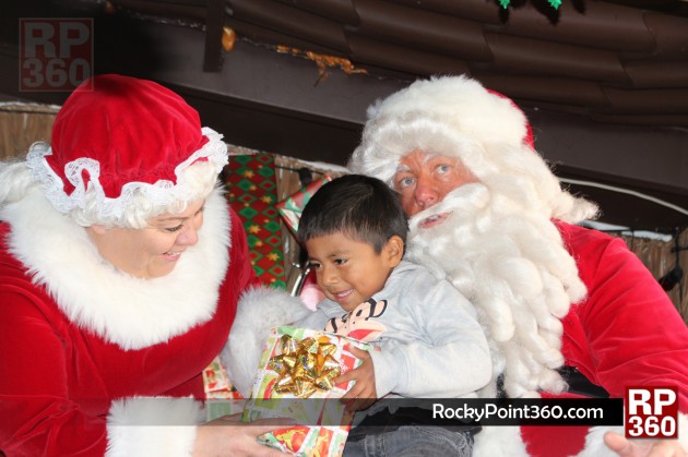 Santa-goes-to-boo-bar-11-630x419 ¡Feliz Navidad! Rocky Point Weekend Rundown