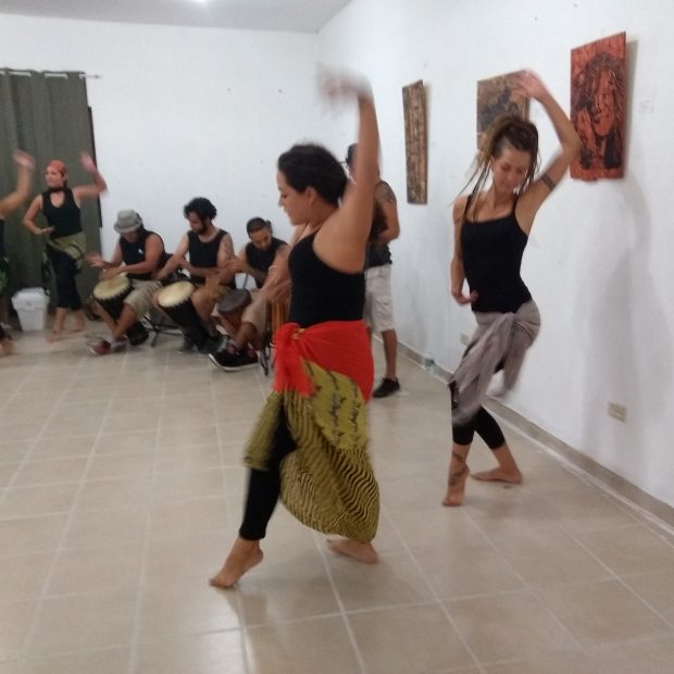 Danzas-africanas-rifa-de-pinturas-FuerzaMéxico-620x620 El improvisado festival #FuerzaMéxico
