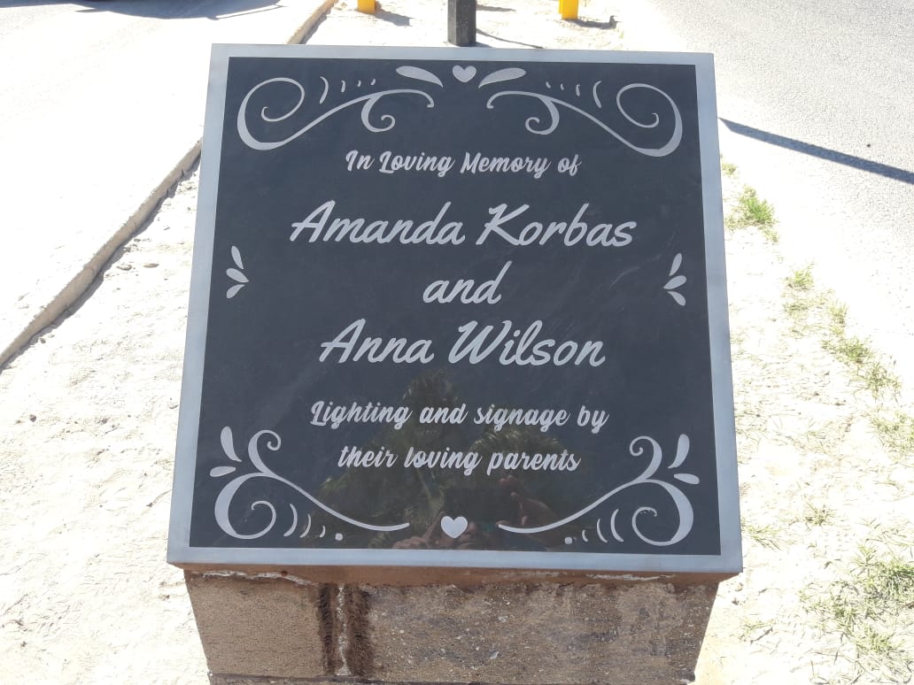 memorial-plaque-traffic Rinden homenaje a jovencitas fallecidas