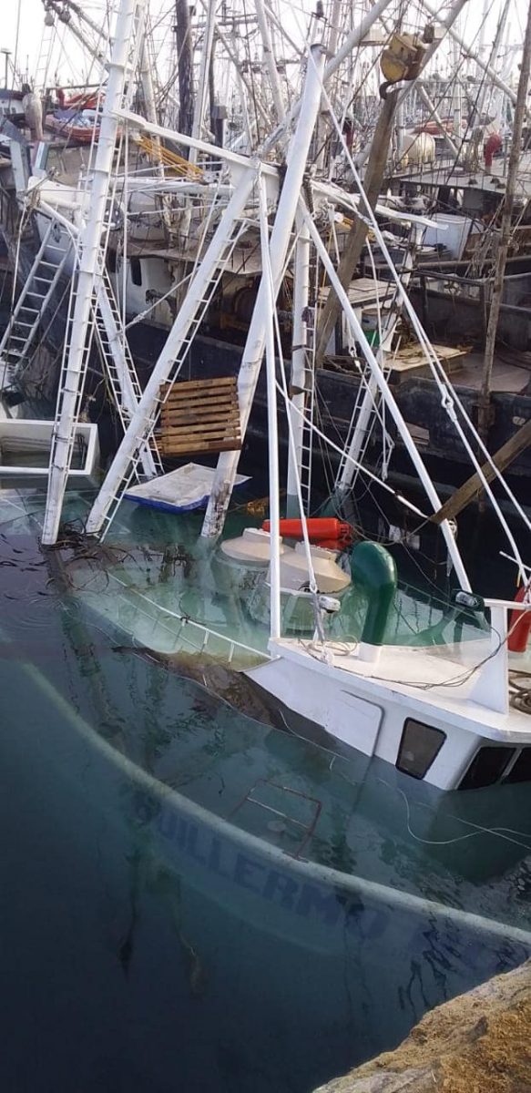 sept-21-2020-guillermo-munro-shrimp-boat-2-583x1200 Hydrocarbon spill in port under control after shrimp boat sinks