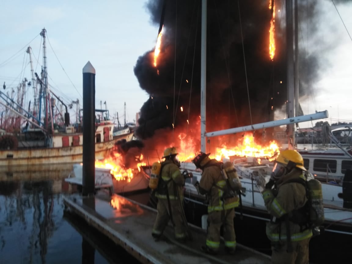 15-penasco-boat-fire-JA-Perez Shocking catamaran fire in Rocky Point causes severe material loss